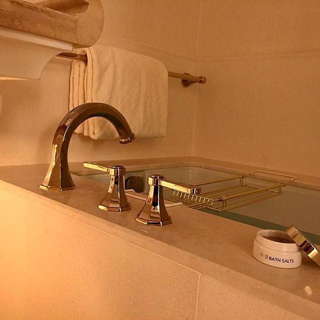 .だいすきなだいすきなお風呂の時間。アメニティーにバスソルトがあるのは、とってもとってもうれしい！！！♡#WynnPalace #bathtime #macau