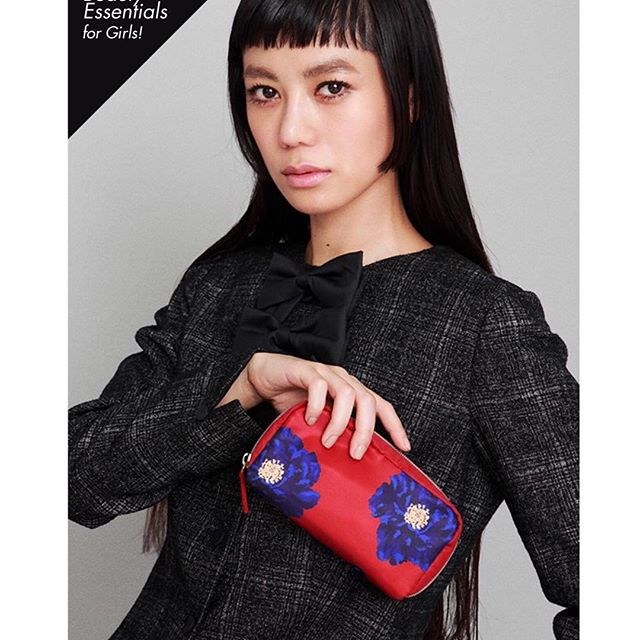 .@ellegirl_jp onlineにて、スペシャルポーチを持たせていただきましたお得なコスメ情報満載だよよ♡クリスマスプレゼントに自分用買っちゃおうかなぁ🤔💭💭💭️.photographer---Bungo Tsuchiya hair---Hideyuki Shiozawamake up---Rika Matsuimodel---me