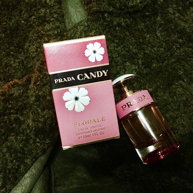 .甘さと爽やかさが絶妙のこの香りに心惹かれました20代ラストのXmasプレゼントとして自分用に購入ボトルとパッケージも可愛すぎて。💭#pafume #prada #sale #xmaspresent