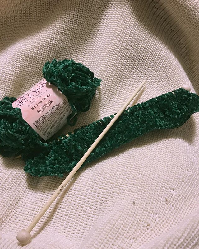 編み物に挑戦中*(^o^)/*ニットが好きすぎて、自分で作りたくなったんだけど、まだ初心者なので、あるものを作成中。。💭🧶ゆっくり作っていきます*(^o^)/*#ニット#knit #handmade#ハンドメイド#編み物
